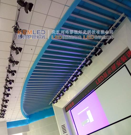 成都航空職業(yè)技術學院報告廳燈光實景圖