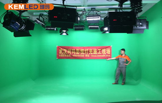 【KEMLED】燈光工程師在項(xiàng)目工程現(xiàn)場圖
