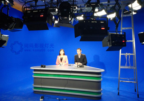 青海省格爾木市電視臺<a href='/Product/product-0001,0075.shtml' class='keys' title='點擊查看關于LED演播室燈光的相關信息' target='_blank'>LED演播室燈光</a>效果圖4